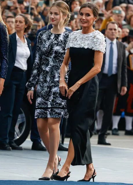 La reina Letizia, con vestido de Carolina Herrera en los Premios Princesa de Asturias 2022.