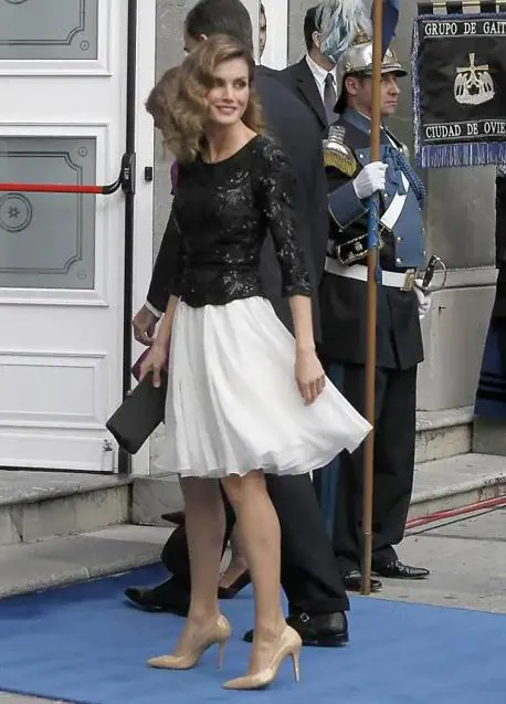 Doña Letizia con vestido negro y blanco en los Premios Príncipe de Asturias 2012.