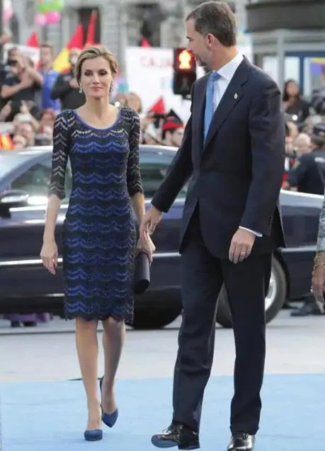 La reina Letizia con vestido azul bordado en los Premios Princesa de Asturias 2014.