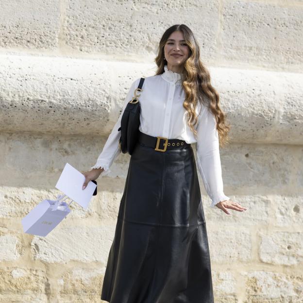 Una mujer con la tendencia grandmacore en el street style.