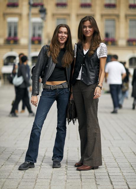 Dos mujeres con looks de inspiración dosmilera. Foto: Launchmetrics spotlight.