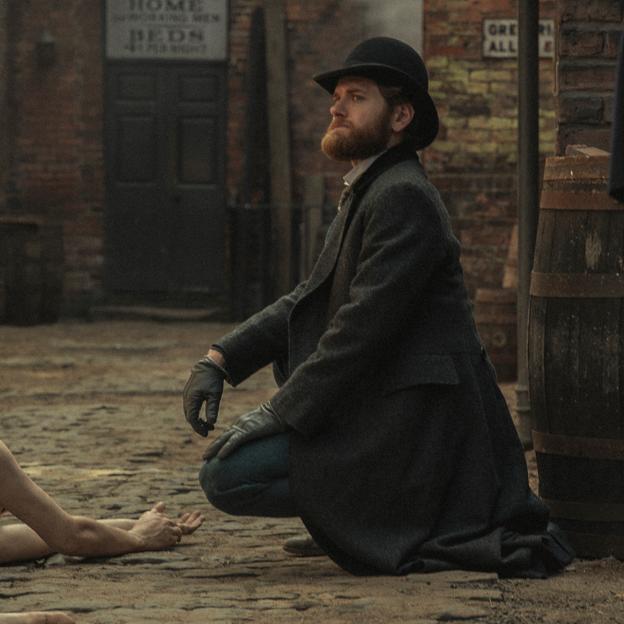 Kyle Soller como el detective Hillinghead, uno de los ibvestigadores de la serie Cadáveres.