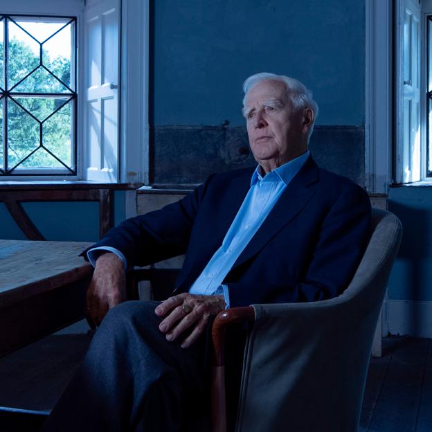 John Le Carré al desnudo: un libro y un documental desvelan los secretos del espía que se convirtió en maestro con las novelas a las que llevó su propia vida