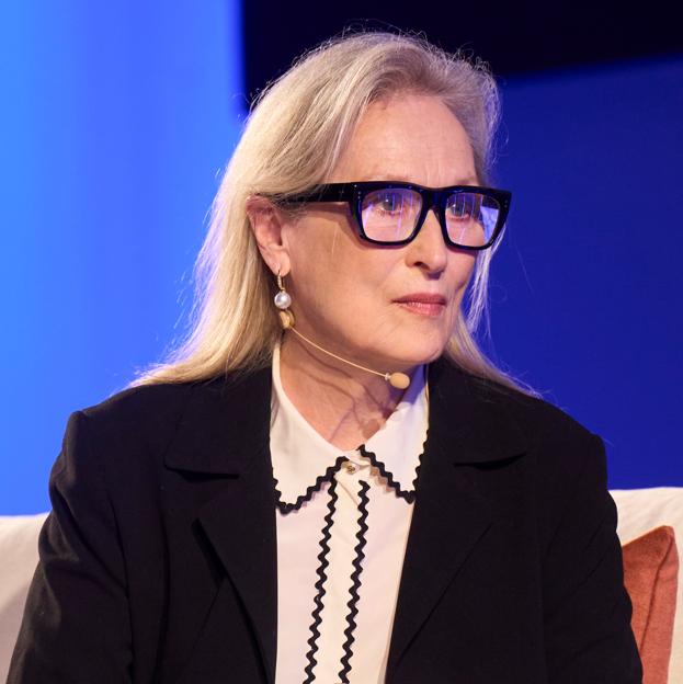 Meryl Streep ha llevado la camisa blanca más especial en Oviedo: así mejora un look de básicos