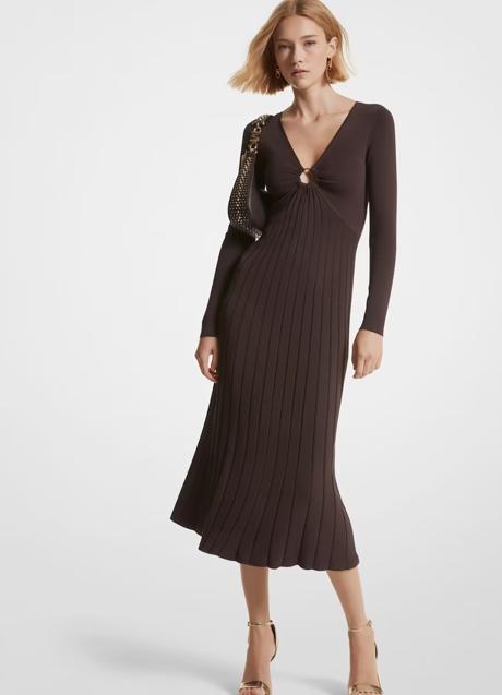 Vestido marrón con pliegues de Michael Kors, 395 euros.