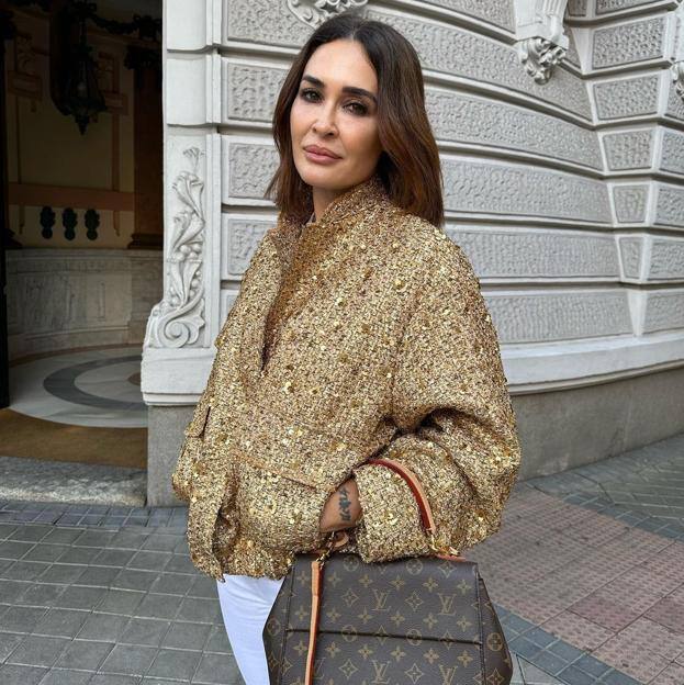 Vicky Martín Berrocal agota la bomber de Zara más elegante y nos enseña a combinarla en look de día y de noche