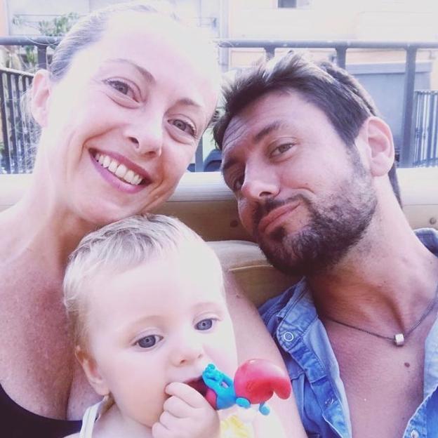 La tierna imagen de Giorgia Meloni con su hija y con su ex pareja, el periodista Andrea Giambruno, que acompañó su mensaje de ruptura. 