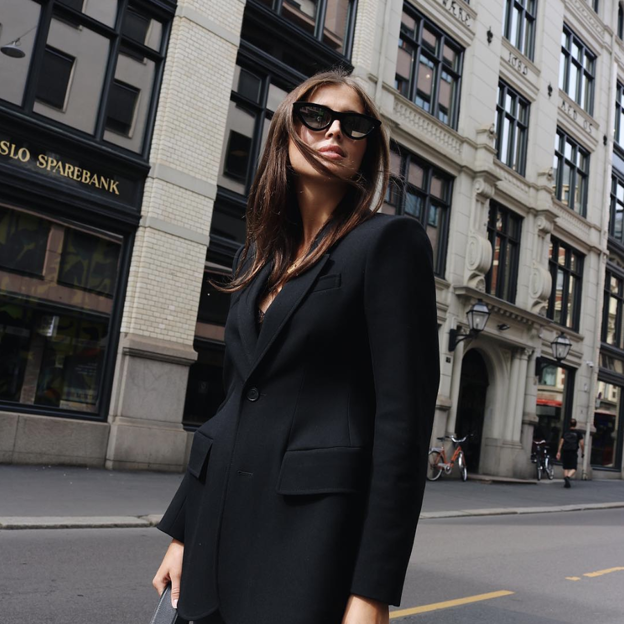 Este es el look viral del otoño que se consigue solo con unos vaqueros grises