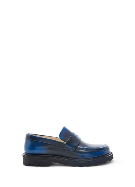 Mocasines con efecto piel azul de Loewe, 850 euros.