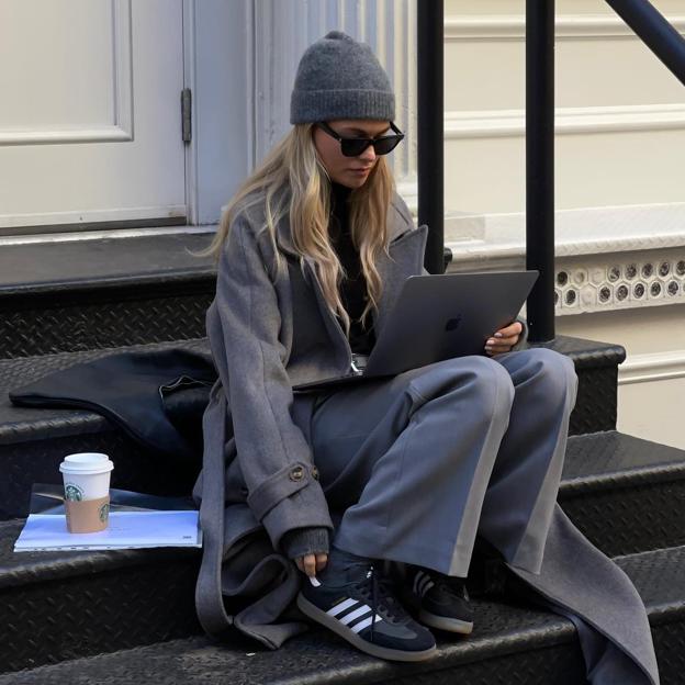 El pantalón de vestir de Zara que puedes llevar con zapatillas y conseguir el look más cómodo, elegante y calentito del otoño