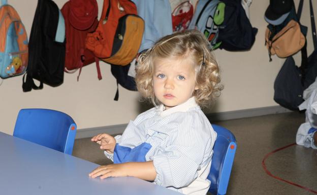 Leonor en su primer pupitre compartido, en la Escuela Infantil de la Guardia Real de El Pardol en 2007. 