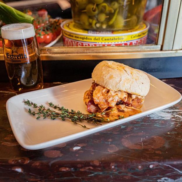 El mollete de oreja a la plancha del Café Comercial, uno de sus bocadillos más vendidos.