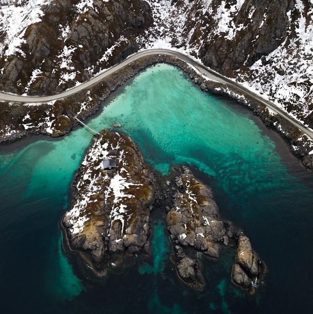 Paisaje con agua, nieve y carretera