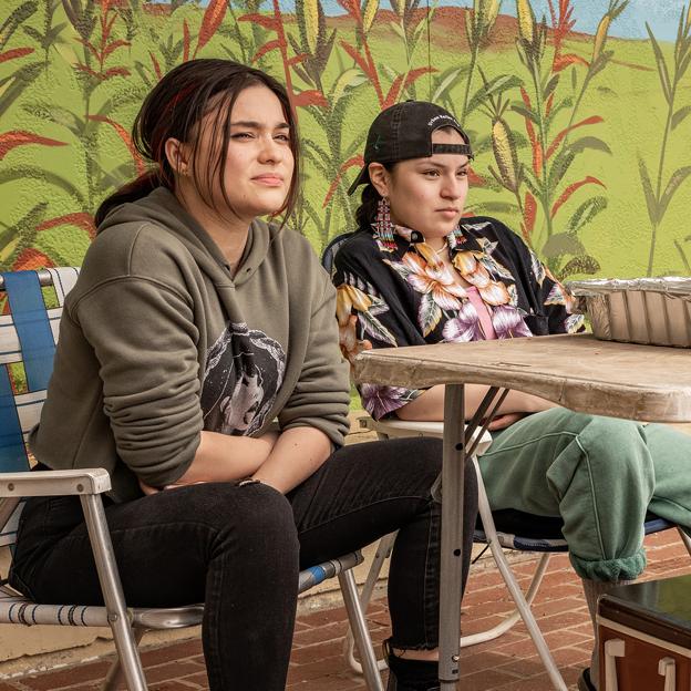 Devery Jacobs y Paulina Jacobs en una imagen de Reservation Dogs. 