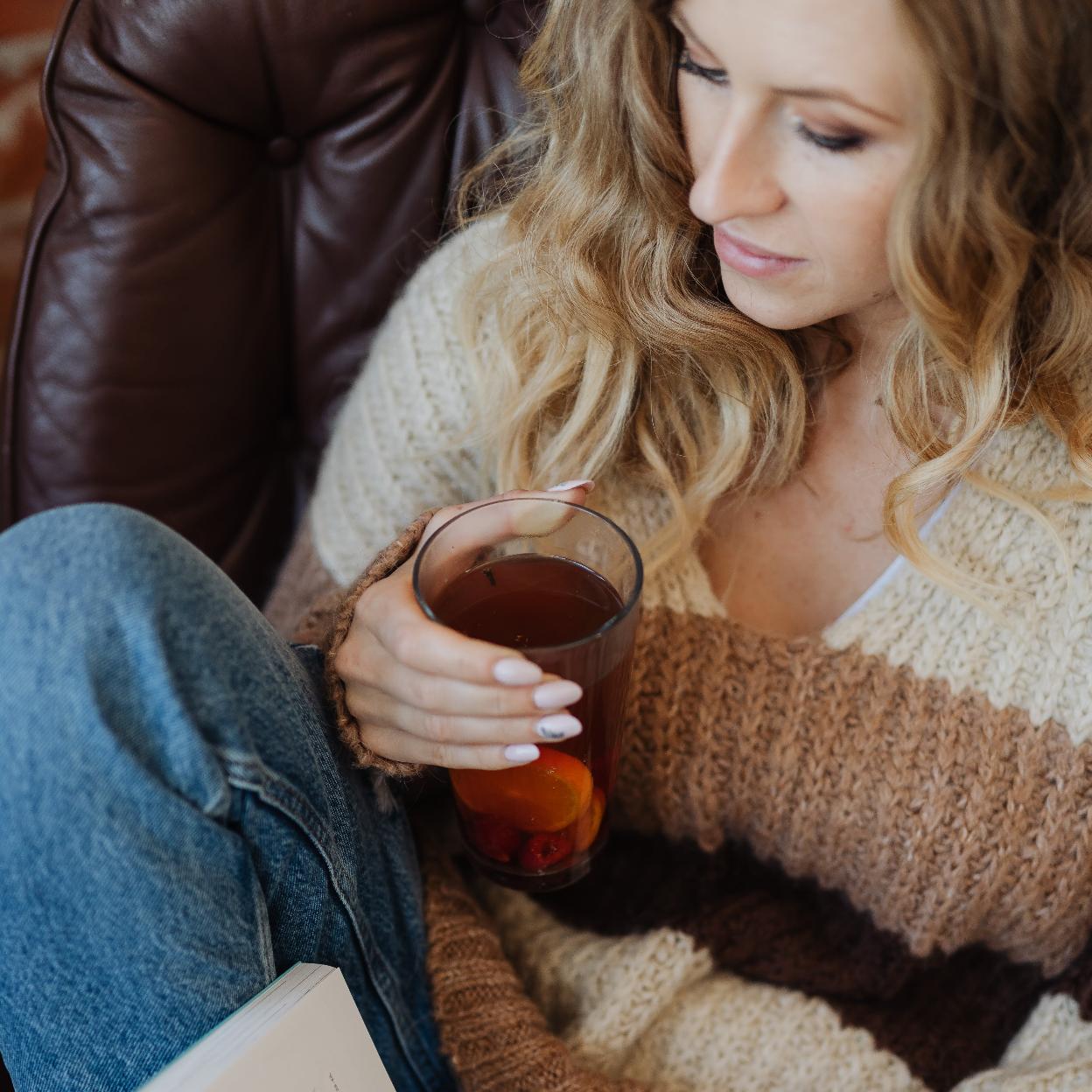 Mujer tomando un té/pexels