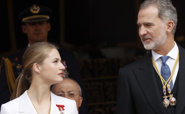 El rey Felipe VI charla con su hija durante la jura de la Constitución. /