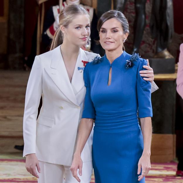 La princesa Leonor tranquiliza a su madre, la reina Letizia, cogiéndola por los hombros antes de comenzar el almuerzo oficial en el Palacio Real, tras jurar la Constitución. 