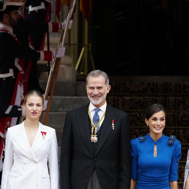 El look de la reina Letizia en la jura de la Constitución de Leonor: recicla uno de sus vestidos más impresionantes de Carolina Herrera