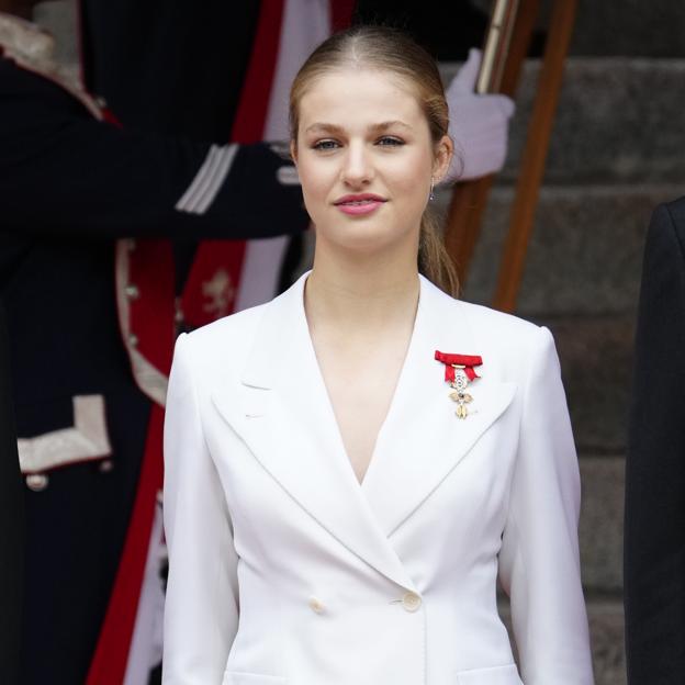 Un traje blanco impecable, el look de la princesa Leonor en la jura de la Constitución: elegante, con cruz histórica y mensaje secreto