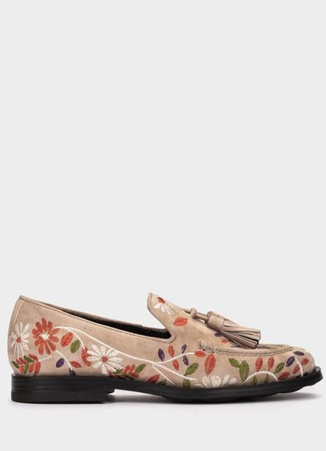 Mocasín estampado floral de Pedro Miralles, 129 euros.