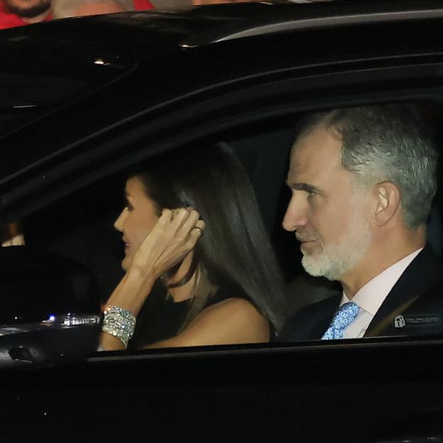 La reina Letizia quiso mostrar claramente sus pulseras de diamantes a su llegada al Palacio de El Pardo, donde se celebró la fiesta privada por el 18 cumpleaños de Leonor. 