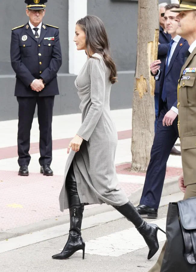 La reina Letizia con botas negras. / LIMITED PICTURES