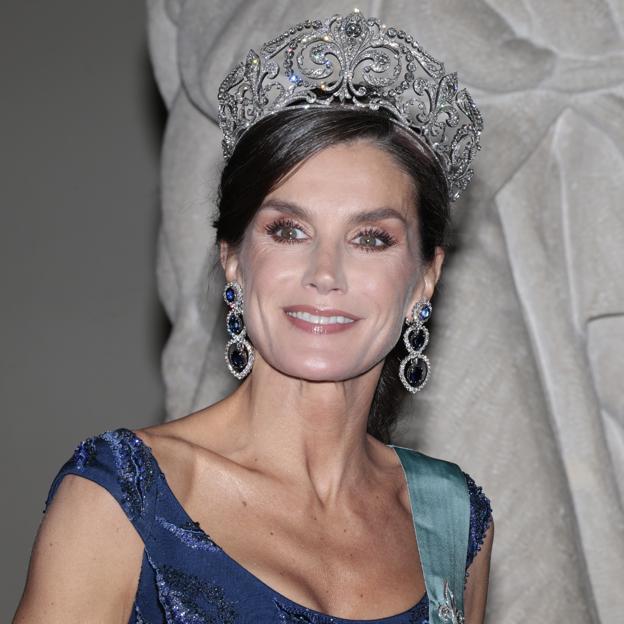 Letizia deslumbra en la cena de gala de Margarita de Dinamarca: vestido con gran escote de Felipe Varela y la impresionante tiara de la Flor de Lis