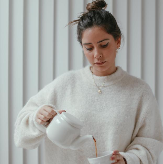 Joven tomando una infusión