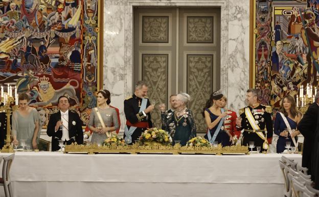 El brindis con el que se abrió la cena de gala en el palacio de Christianburg, en Copenhague. 