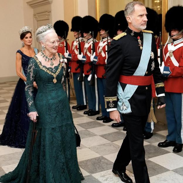 Los reyes Felipe y Margarita se dirigieron al salón del palacio de Christianburg donde se celebró la cena de gala, seguidos por la reina Letizia. 