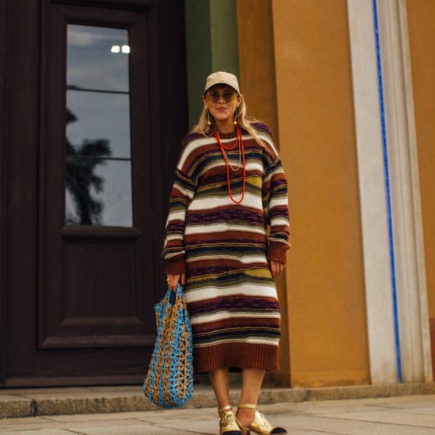 Una mujer con prendas de punto y estampado de rayas.