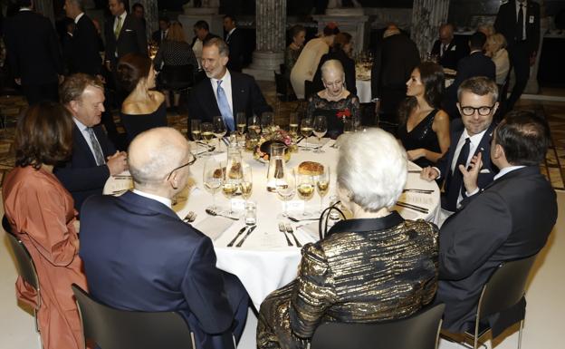 La disposición de los reyes Felipe y Letizia en la mesa de la cena que ofrecieron a la familia real de Dinamarca. 