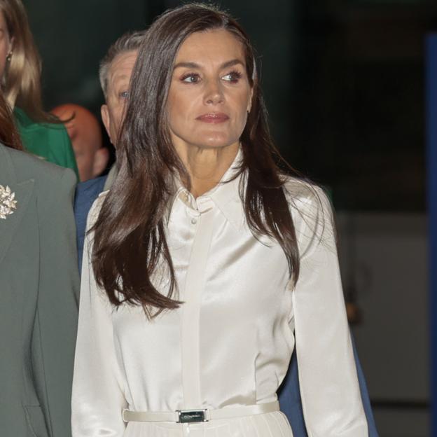 La reina Letizia con un vestido blanco.