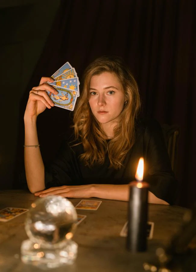Mujer con cartas del Tarot/PEXELS