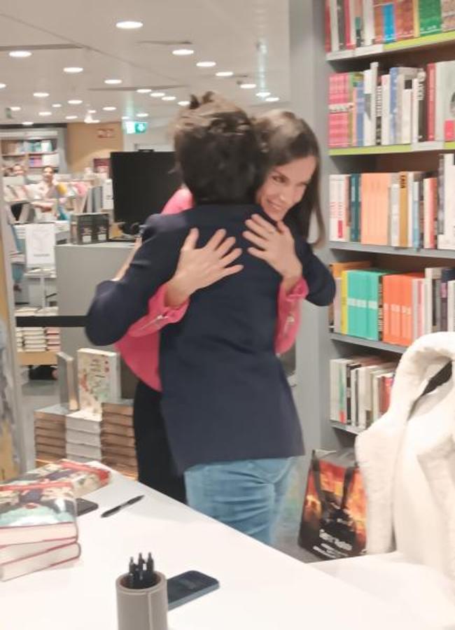 La reina Letizia abrazando a Sonsóles Ónega durante la firma de libros.