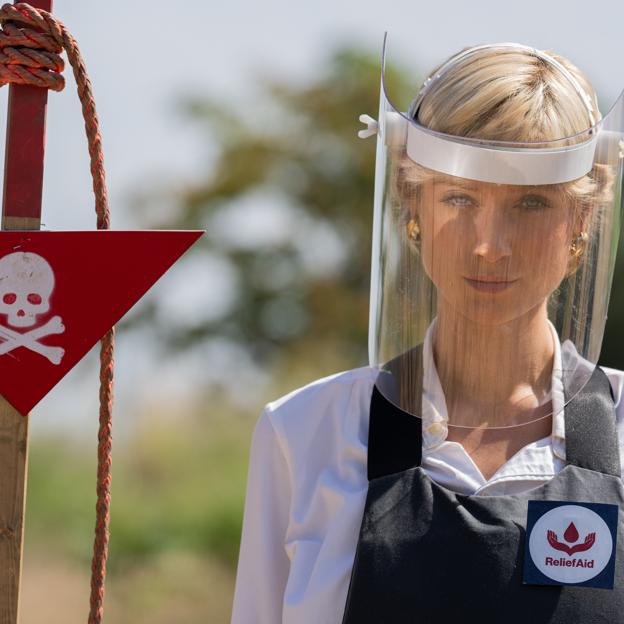 Elizabeth Debicki como Diana de Gales en un fotograma de la sexta temporada de The Crown, recreando una de las imágenes más icónicas de Lady Di. 