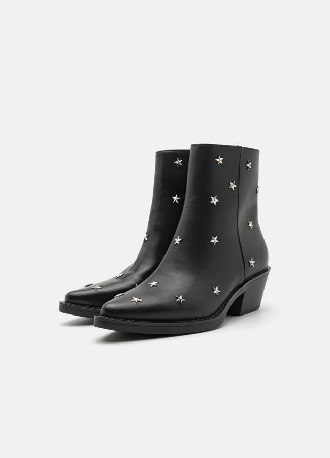 Botín con tachuelas de estrellas de DeeZee. Foto: Zalando.