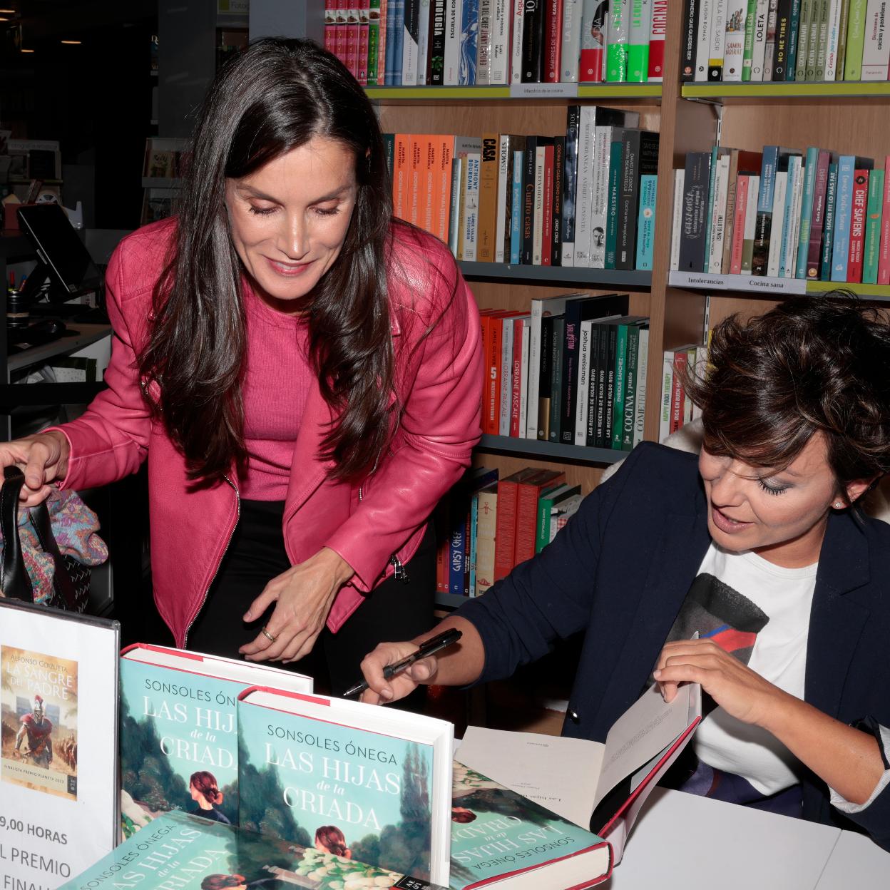 La reina Letizia en la firma de libros de Sonsoles Ónega./gtres