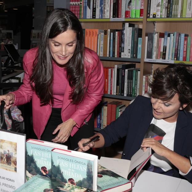 La reina Letizia en la firma de libros de Sonsoles Ónega.