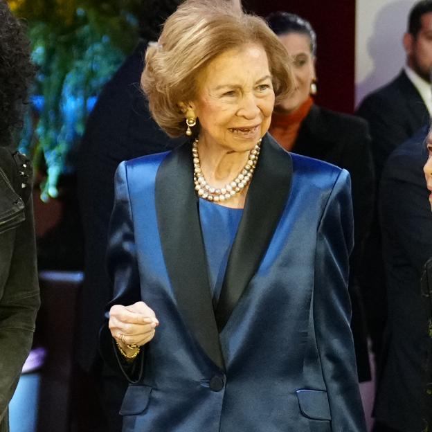 La reina Sofía con un traje azul brillante.