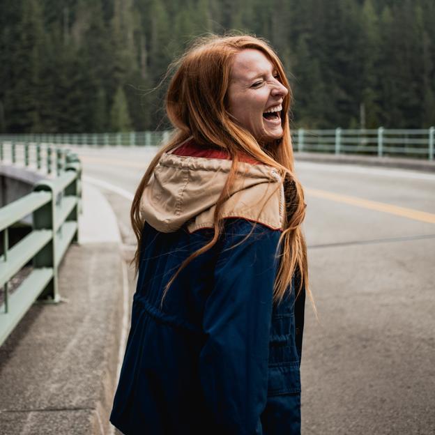 Mujer feliz haciendo una caminata. /