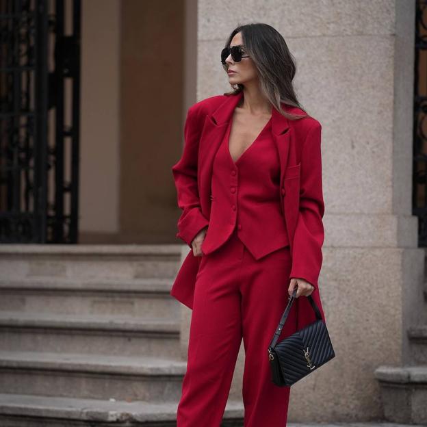 Trajes rojos para llevar el look tendencia más favorecedor de la temporada