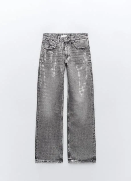 Jeans con lentejuelas de Zara (49,99 euros)