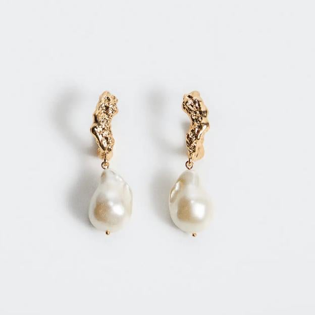 Pendientes colgantes con perlas de Mango Outlet (6,99 euros).