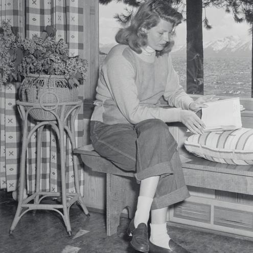 La actriz Rita Hayworth leyendo en su casa del Lago Tahoe, en 