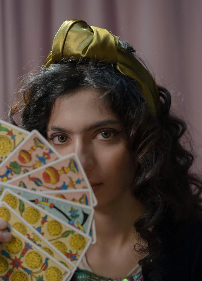 Mujer con cartas del Tarot/PEXELS