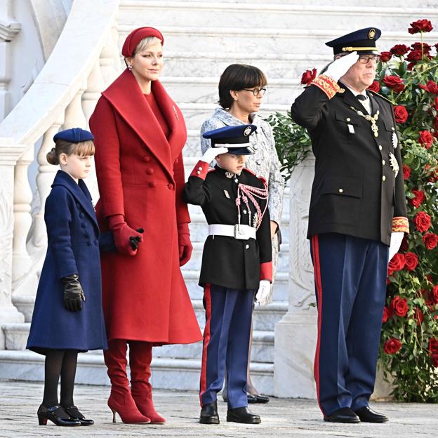 Alberto y Charlene de Mónaco junto a sus hijos en el Día Nacional del Principado. 