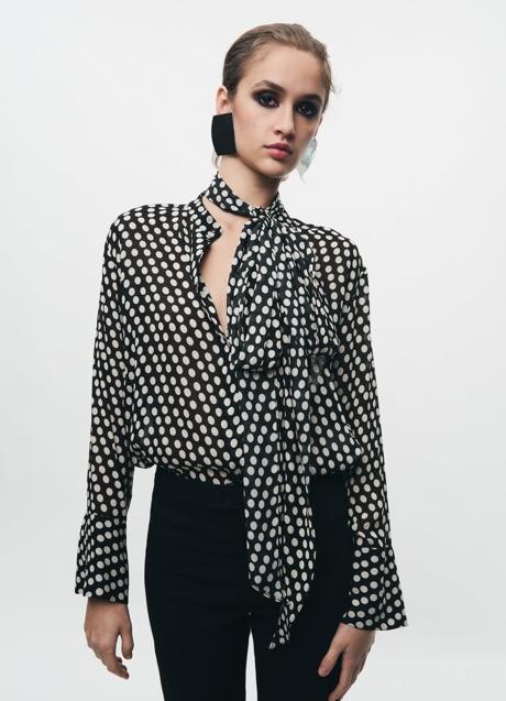 Blusa con estampado de lunares de Zara (39,99 euros)