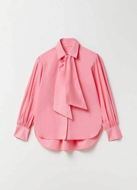 Blusa rosa con lazada de Sfera (25,99 euros)