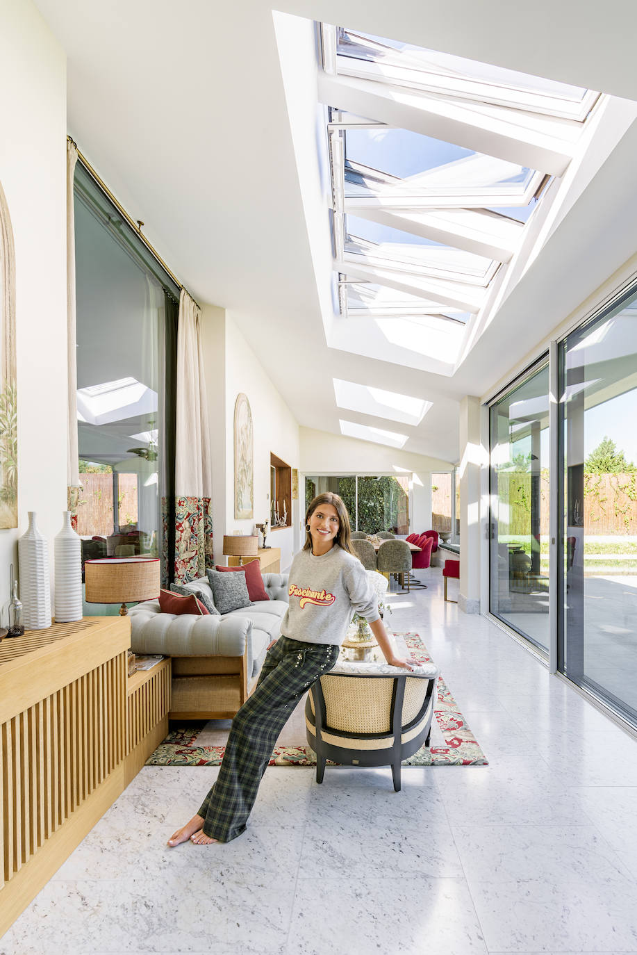 La diseñadora Marta Oria en uno de los espacios de su casa en los que la luz, gracias a las ventanas VELUX, es la gran protagonista.